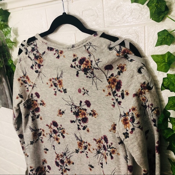 •🌼3/$30🌼Xhiliration Grey Floral Printed Crew Neck Sweater Size Medium - Picture 13 of 16